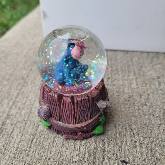 Disney Eyeore mini snow globe - Picture 3 of 4